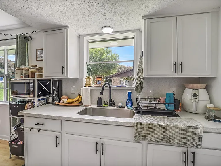 221 N Baron St — Photo 11