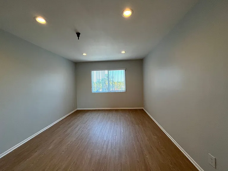 110 S Sweetzer Ave — Photo 102