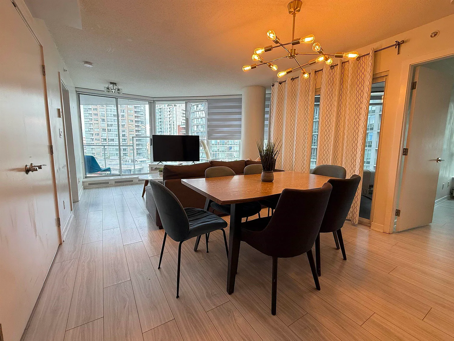 2 bed, 918 sqft, $3,400 — Photo 3