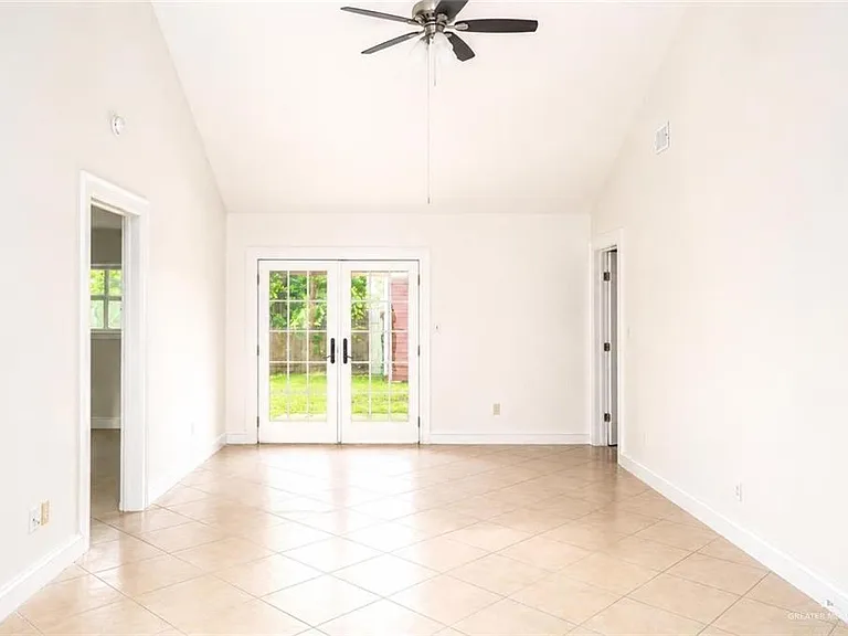 2302 Brock St — Photo 2