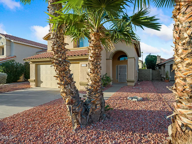 1244 E Angela Dr — Photo 2
