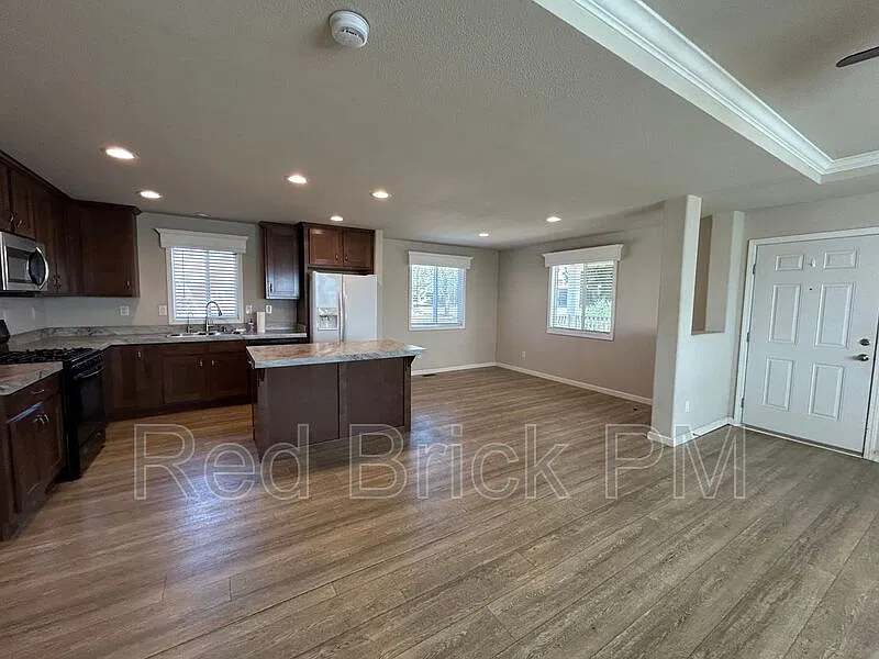 3 bed, 2.0 bath, 1500 sqft, $1,800 — Photo 3