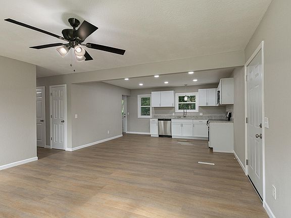 5th image of 803 Lone Oak Circle