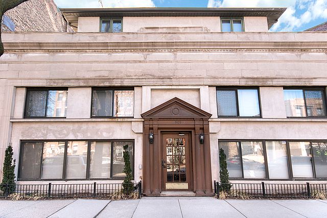 1st image of 909 W Diversey Pkwy APT 1E