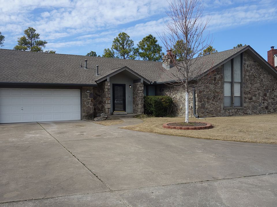 Large Single Story Duplex 3/2/2 in a Cul-de-Sac