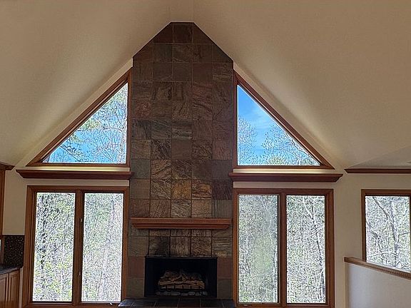 Great room w/ fireplace
