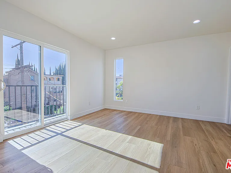 10801 Kling St — Photo 44