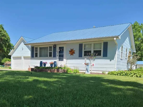 807 Smith Ave, Elwood, NE 68937