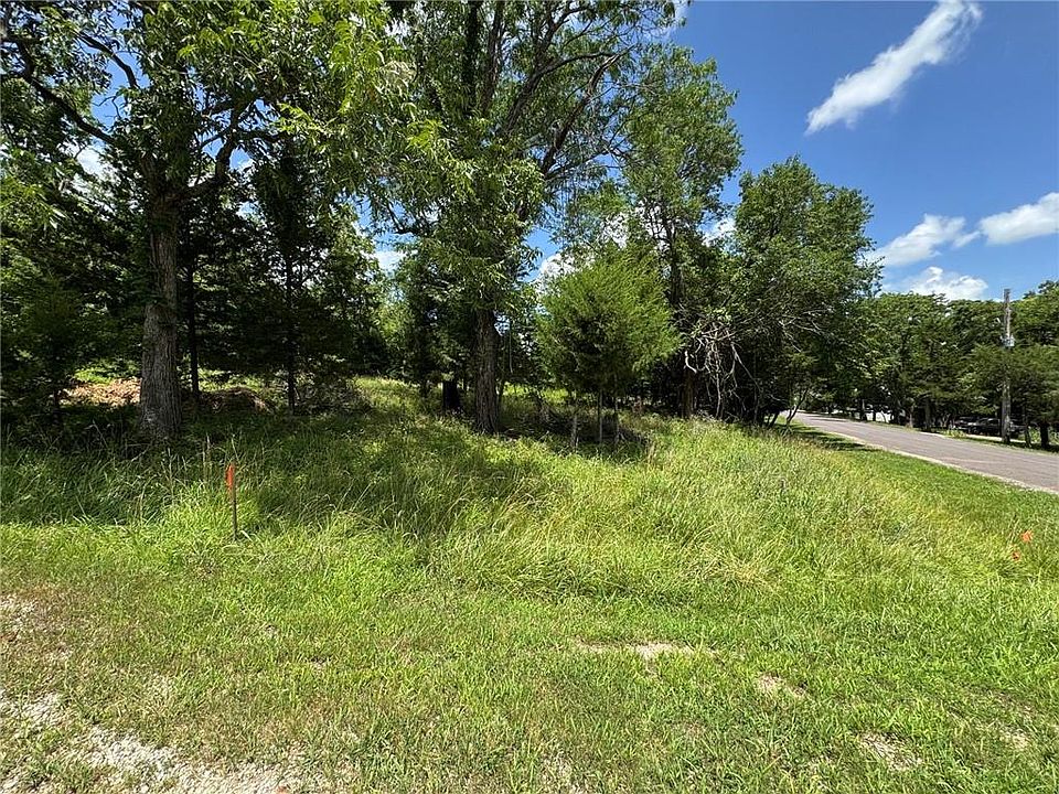 1st image of 5 Shady Hollow Dr