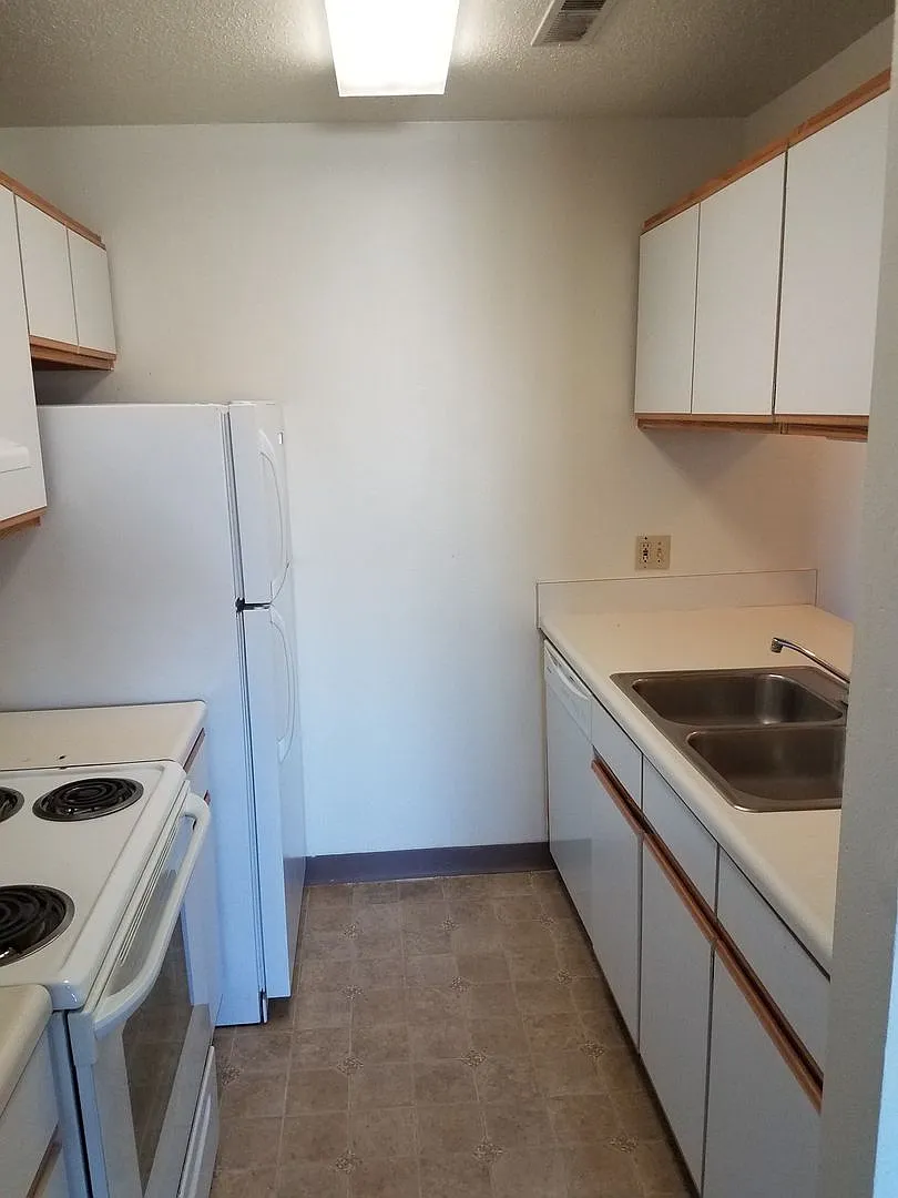 Lillienthal - 514 S. Johnson Apartments — Photo 3
