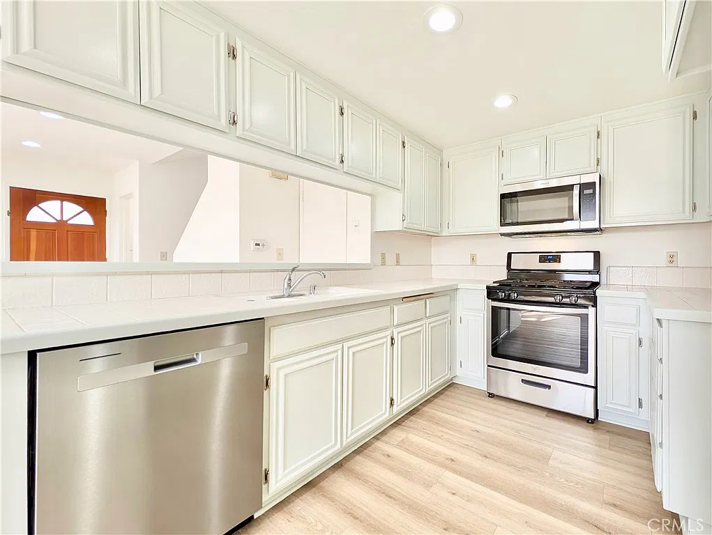 3 bed, 1334 sqft, $2,795 — Photo 3