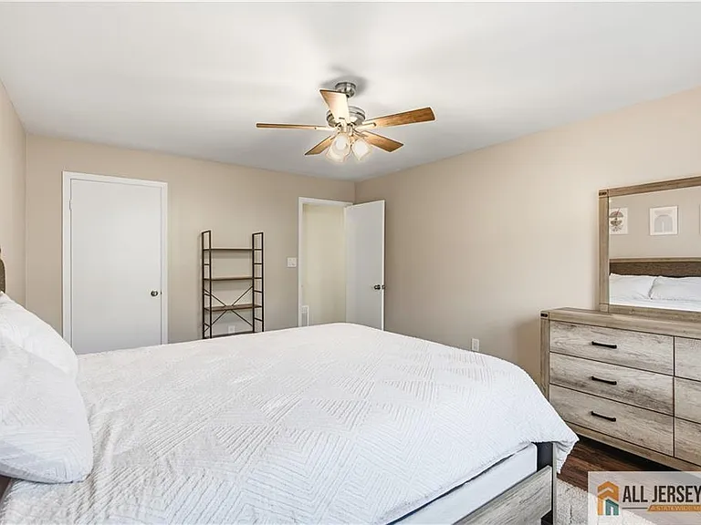 609 N Oaks Blvd — Photo 12