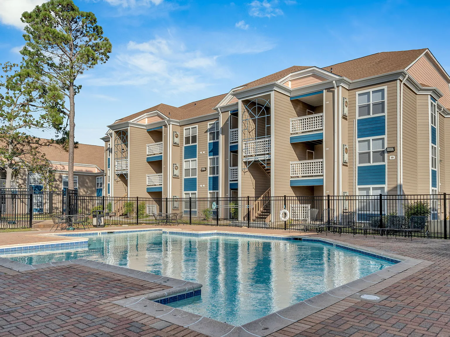 Woodlake Apartments — Photo 3