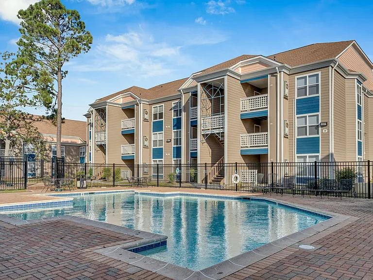 Woodlake Apartments — Photo 4