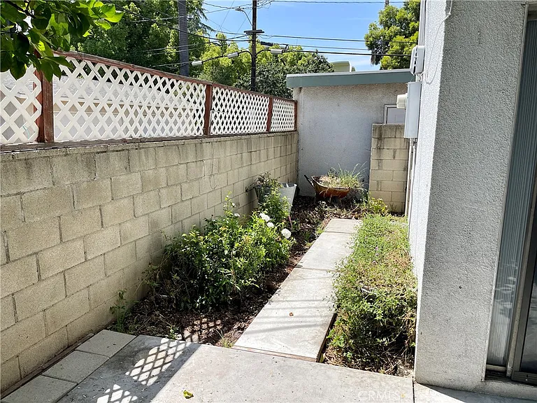 2064 E Evergreen St — Photo 17