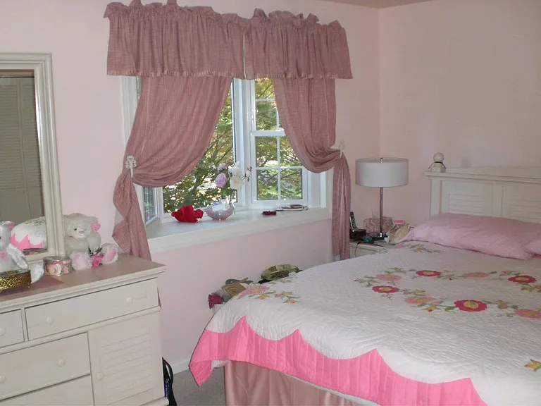 Upstairs master bedroom with furnishings 
15' x 11.5'