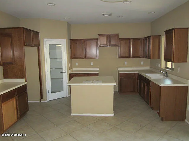 3 bed, 2.5 bath, 2111 sqft, $2,250 — Photo 3