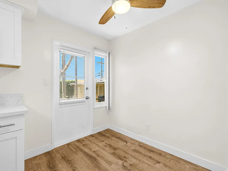Windansea Apartments — Photo 23