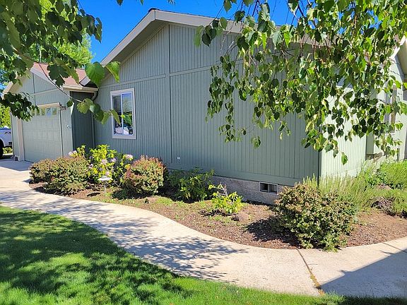 2nd image of 658 NE Shoshone Dr