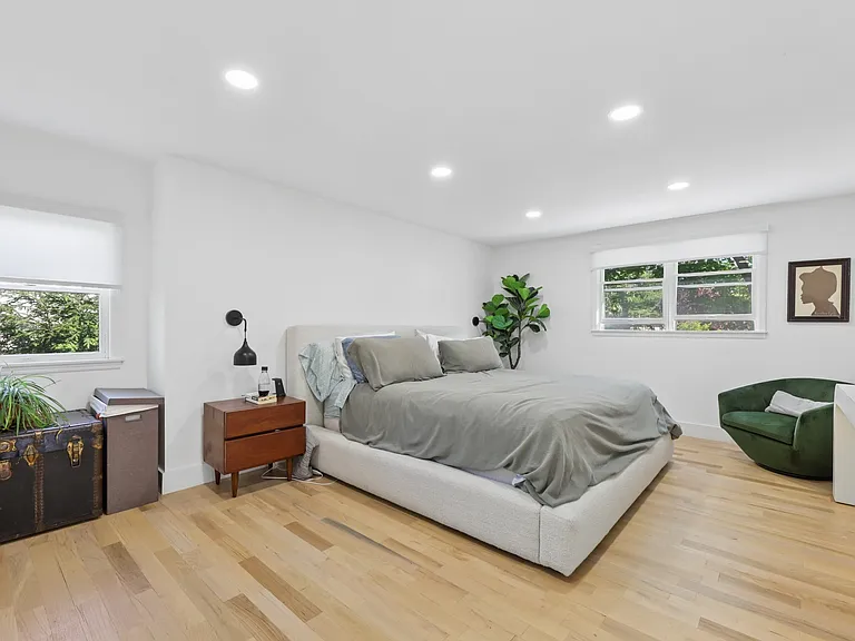 4 Lois Ave — Photo 17