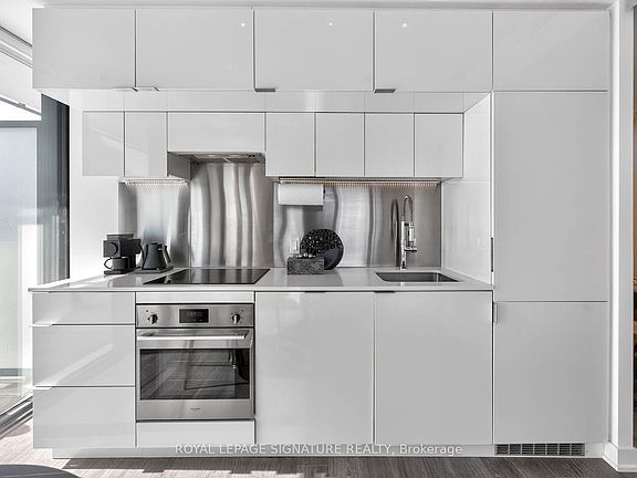 5th image of 185 Roehampton Ave #1110