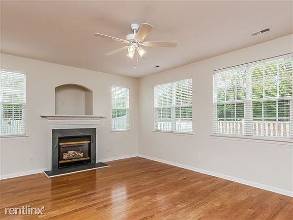 03-Living_Room-2222866-medium4x3