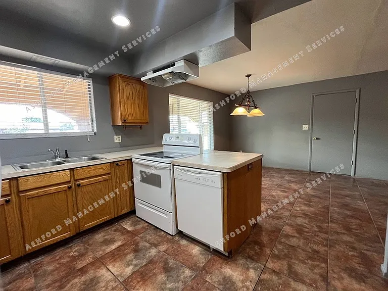 12229 N 48th Ave — Photo 3