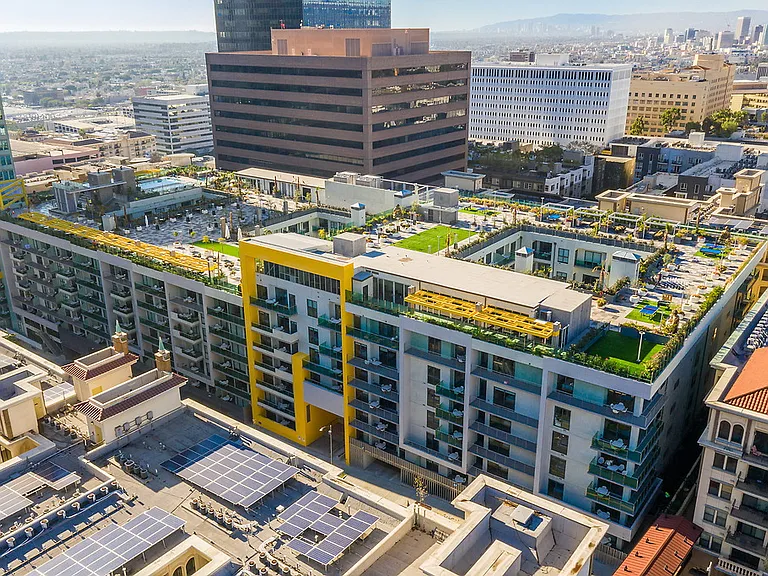Skylux on Wilshire — Photo 28