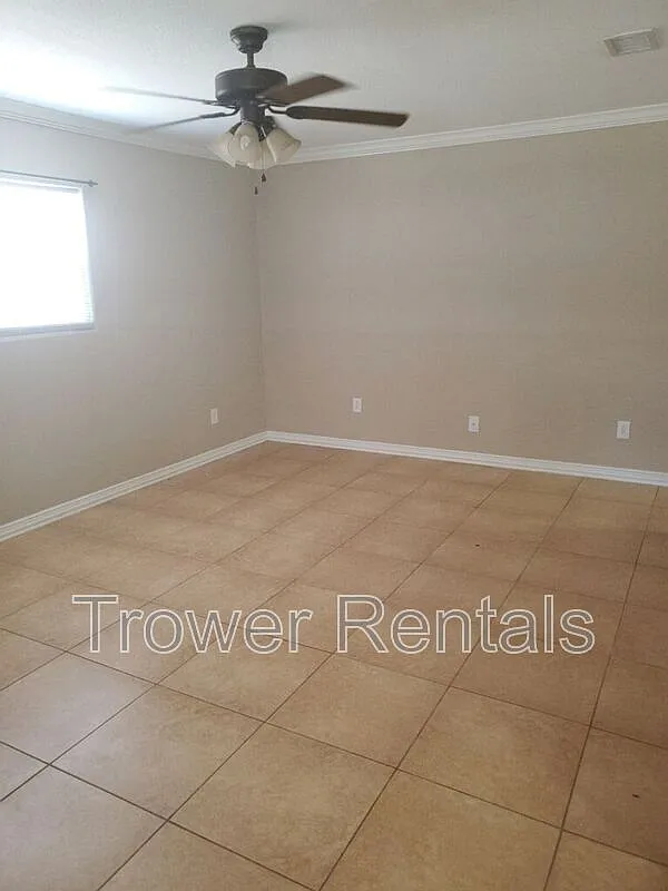 3 bed, 1.0 bath, 954 sqft, $1,400 — Photo 2