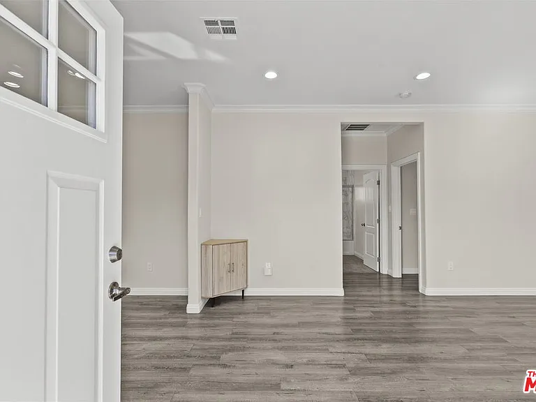 6715 Cedros Ave — Photo 1
