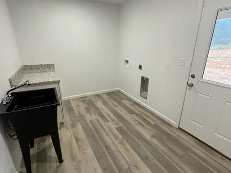 419 James Dr — Photo 4