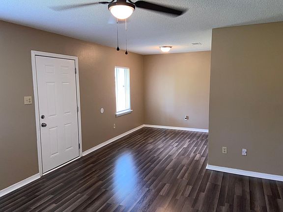 Living room / dinning area
