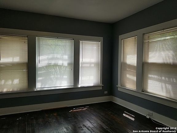 4th image of 125 E Courtland Pl APT 1