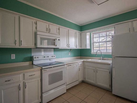 4th image of 18 Cottonwood Ct