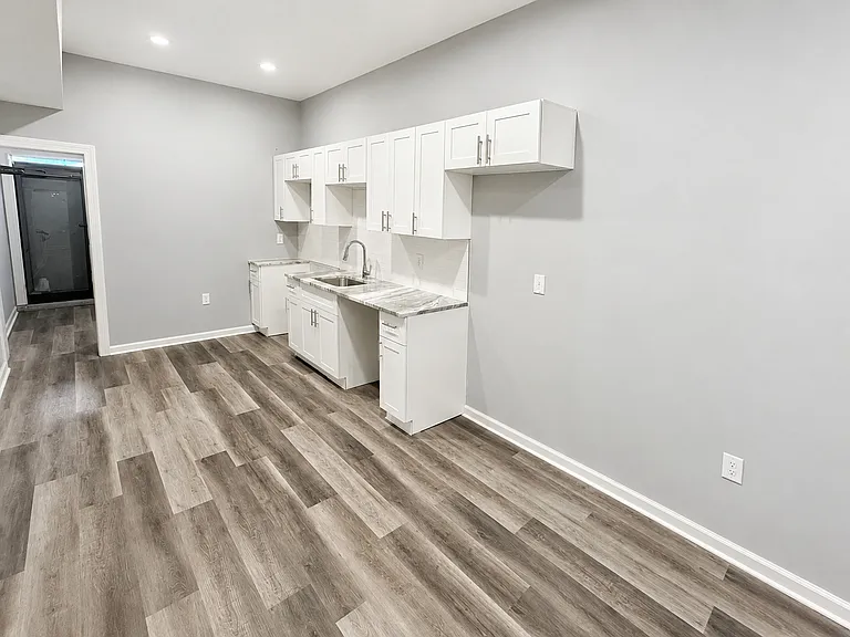3041 W Berks St — Photo 4