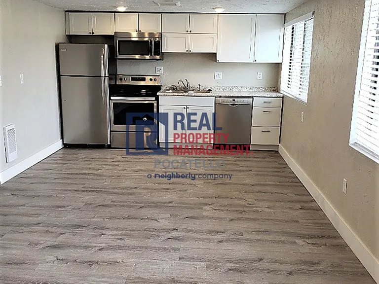 1255 S 5th Ave — Photo 2