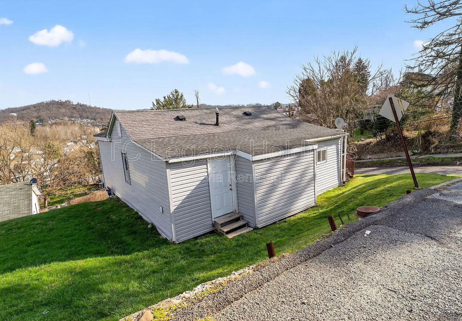 3 bed, 1.0 bath, 886 sqft, $1,250 — Photo 3