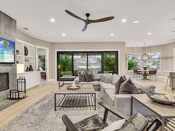 3rd image of 902 Palos Verdes Dr