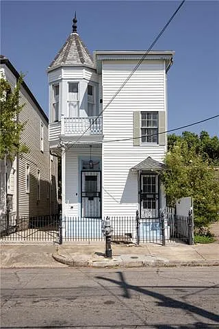 2835 Carondelet St