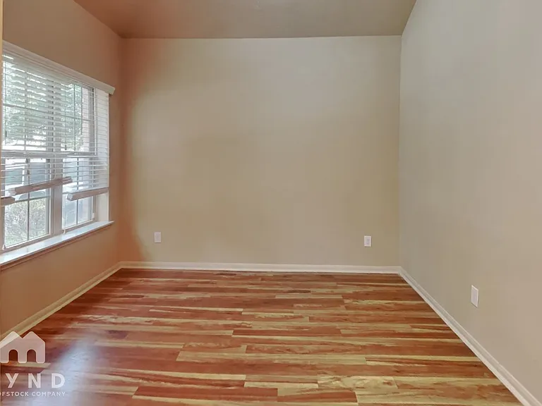 1411 Cameron Park Ln — Photo 7