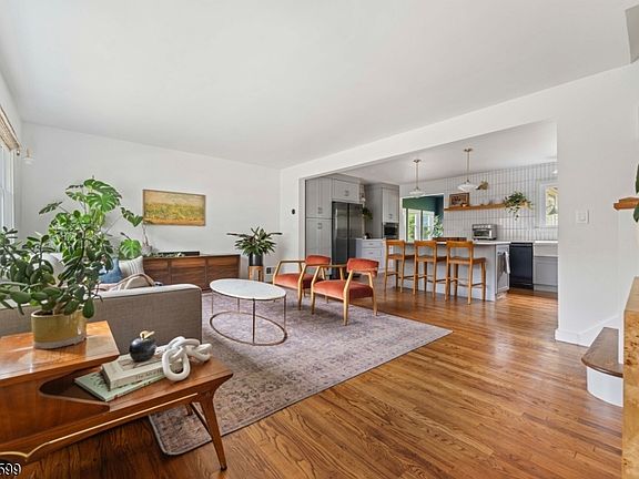 2nd image of 430 W 6Th Ave