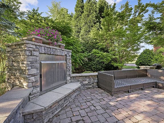 3rd image of 6675 Kingston Dr