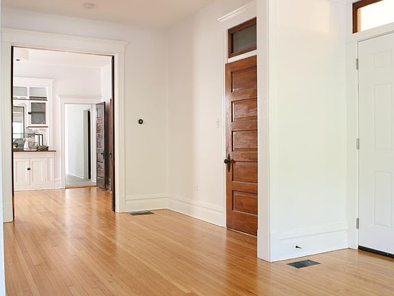 5th image of 2053 W Montrose Ave #1