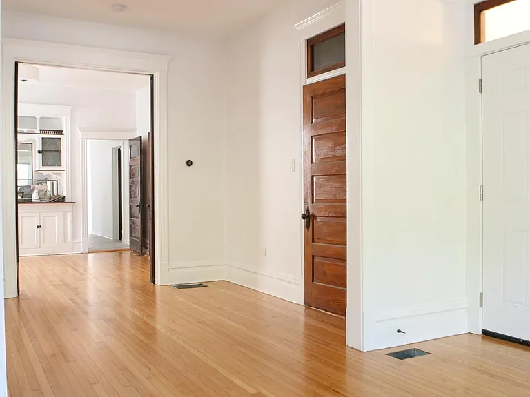 2053 W Montrose Ave #1 — Photo 5