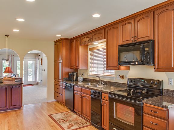 Kitchen - Cherry Cabinets