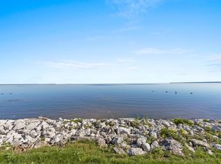 1751 E Shore Cir, Green Bay, WI 54302