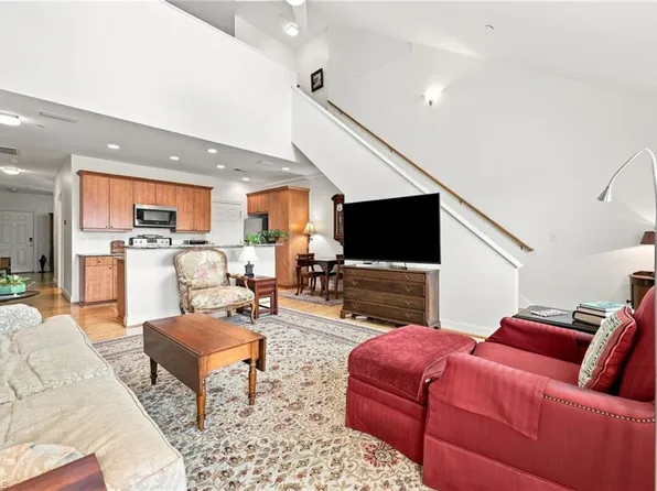 360 S Elm St APT 304, Greensboro, NC 27401