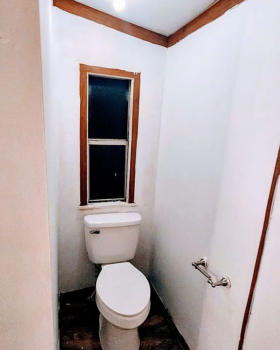 Commode Bathroom #2