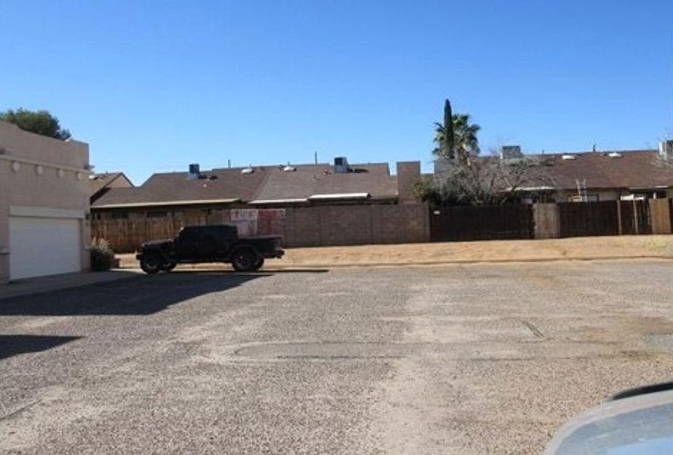 Exterior Neighborhood (street photo)