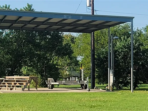 1301 W Oakland Ave, Seadrift, TX 77983